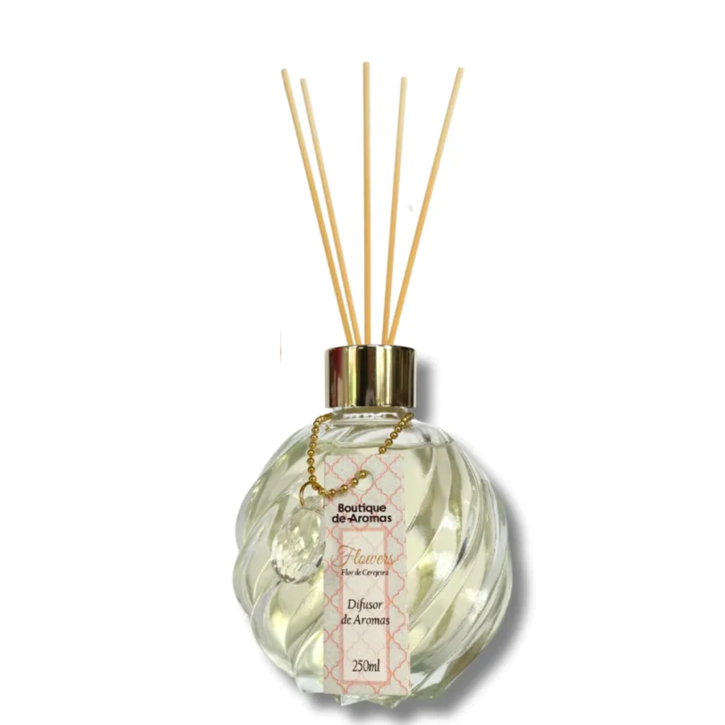 O Difusor de Aromas Flor de Cerejeira Flowers 250ml proporciona uma fragrância agradável para perfumar ambientes de forma prática e constante. Ideal para quem busca criar uma atmosfera aconchegante e acolhedora, ele combina com diferentes estilos de decoração. Pode ser usado no dia a dia para manter espaços mais agradáveis e bem aromatizados.