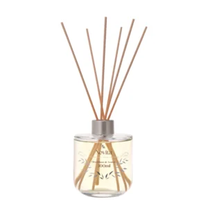 Imponente e místico, o Óleo Difusor Novità Patchouli e Musk Imperial é a escolha definitiva para quem busca uma atmosfera de sobriedade e luxo absoluto. Sua fragrância une a força terrosa e profunda do Patchouli à suavidade aveludada do Musk Imperial, criando uma assinatura olfativa que exala poder e serenidade. Este difusor não apenas perfuma, mas transforma o ambiente em um refúgio de introspecção e elegância clássica. É o toque de distinção ideal para bibliotecas, escritórios ou salas de estar que pedem uma presença marcante e um acolhimento imperial.