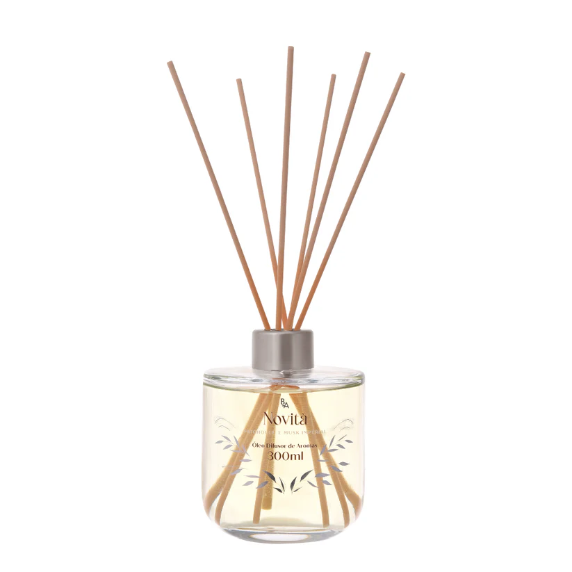 Imponente e místico, o Óleo Difusor Novità Patchouli e Musk Imperial é a escolha definitiva para quem busca uma atmosfera de sobriedade e luxo absoluto. Sua fragrância une a força terrosa e profunda do Patchouli à suavidade aveludada do Musk Imperial, criando uma assinatura olfativa que exala poder e serenidade. Este difusor não apenas perfuma, mas transforma o ambiente em um refúgio de introspecção e elegância clássica. É o toque de distinção ideal para bibliotecas, escritórios ou salas de estar que pedem uma presença marcante e um acolhimento imperial.