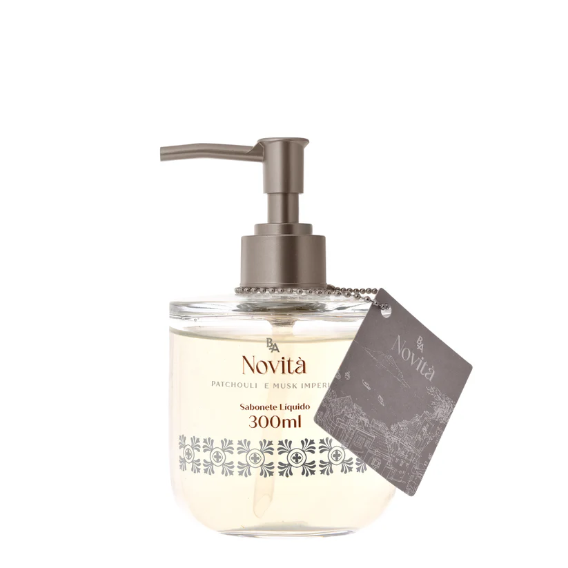 Envolvente e magnético, o Sabonete Líquido Novità Patchouli e Musk Imperial eleva o momento do banho a uma experiência de puro requinte. Sua fragrância amadeirada e terrosa, inspirada na perfumaria fina, combina a profundidade mística do Patchouli com o toque aveludado do Musk Imperial, resultando em uma limpeza que é pura sofisticação. Com uma textura luxuosa e o exclusivo efeito de glitter, este sabonete transforma a sua bancada em um ponto de destaque e elegância. É o cuidado diário ideal para quem não abre mão de uma pele impecavelmente limpa, perfumada e com uma presença marcante que perdura.