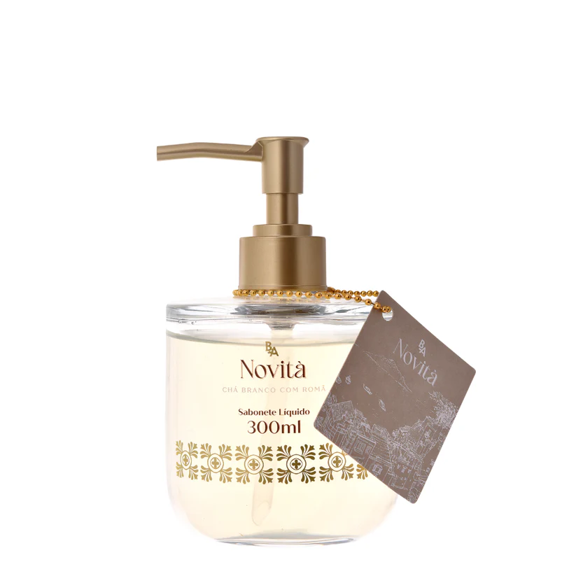 Sofisticado e envolvente, o Sabonete Líquido Novitá Chá Branco com Romã transforma a higiene diária em um verdadeiro ritual de autocuidado. Inspirado na essência vibrante do sul da Itália, ele combina a nobreza do Chá Branco com o magnetismo da Romã em uma fórmula que une performance e estética. Sua textura exclusiva apresenta um delicado efeito de glitter, que decora o ambiente com brilho e elegância, enquanto sua espuma cremosa limpa profundamente sem agredir. É o equilíbrio perfeito entre a delicadeza de um toque aveludado e a presença marcante de uma fragrância inesquecível. Modo de Uso