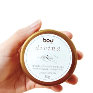 Desvende o segredo das mãos impecáveis com o Sérum Transformador Divina. Com textura leve e ação intensiva, ele cria uma película protetora sobre a pele, nutrindo profundamente e restaurando a maciez perdida pelas agressões do dia a dia. Perfeito para quem não abre mão de um toque suave e um cuidado luxuoso. Ideal para mãos que merecem ser tratadas como joias.