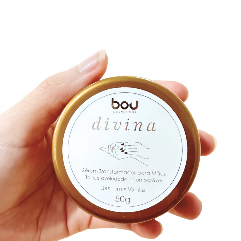 Desvende o segredo das mãos impecáveis com o Sérum Transformador Divina. Com textura leve e ação intensiva, ele cria uma película protetora sobre a pele, nutrindo profundamente e restaurando a maciez perdida pelas agressões do dia a dia. Perfeito para quem não abre mão de um toque suave e um cuidado luxuoso. Ideal para mãos que merecem ser tratadas como joias.