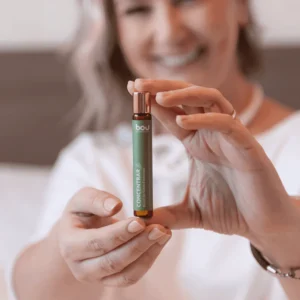 Potencialize sua clareza mental e foco com o Blend de Óleo Essencial Concentrar. Formulado com uma combinação exclusiva de óleos essenciais puros, este roll on foi desenvolvido para aumentar sua concentração, melhorar o desempenho e promover uma sensação de equilíbrio durante suas atividades diárias. Compacto e prático, é ideal para levar com você e aplicar sempre que precisar renovar a atenção e o bem-estar.