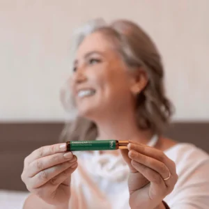 Revitalize seu corpo e mente com o poder concentrado do Blend de Óleo Essencial Energizar. Com uma combinação única de óleos essenciais puros, este roll on foi desenvolvido para impulsionar sua energia, estimular o foco e proporcionar uma sensação refrescante e revigorante ao longo do dia. Compacto e prático, é perfeito para levar na bolsa, no bolso ou na mochila, oferecendo um toque de frescor e disposição sempre que você precisar.