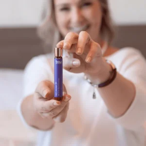 Descubra o poder da aromaterapia com o Blend de Óleos Essenciais Relaxar. Este roll on combina óleos essenciais 100% puros em uma sinergia cuidadosamente elaborada para proporcionar alívio das tensões do dia a dia, acalmar a mente e promover uma sensação imediata de bem-estar e tranquilidade. Ideal para quem busca um momento de pausa, reconexão e cuidado com o emocional.