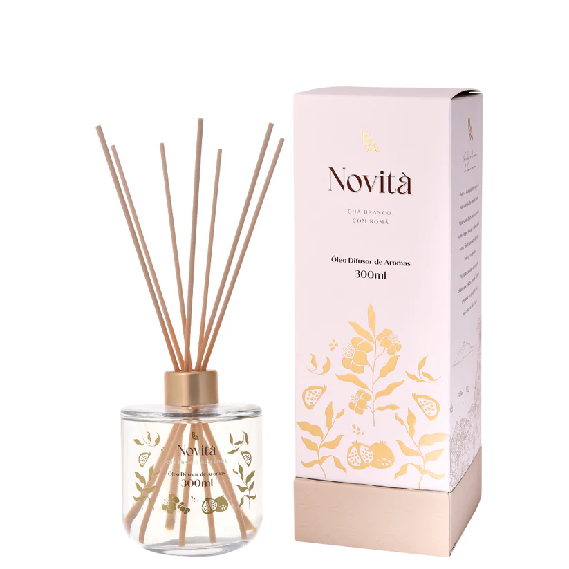 O Óleo Difusor Novitá Chá Branco com Romã é a tradução do luxo em forma de bem-estar. Sua fragrância une a fração mais nobre do chá branco à vivacidade da romã, símbolo de fertilidade e sofisticação. Uma combinação única que preenche o ambiente com uma aura de aconchego, elegância e frescor aveludado. Perfeito para quem busca transformar a casa em um refúgio particular, este difusor não apenas perfuma, mas decora com um toque clássico e atemporal. Um convite para desfrutar de momentos memoráveis com a leveza que você merece.