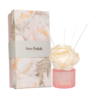 O Perfume para Ambiente Amor Perfeito transforma qualquer espaço em um refúgio acolhedor e cheio de charme. Com uma fragrância Chypre Floral envolvente e delicada, ele traduz a beleza das flores em um perfume elegante que toca os sentidos com leveza e sofisticação. Com design exclusivo e acabamento refinado, é uma escolha perfeita para quem deseja decorar e perfumar ao mesmo tempo — seja para o próprio lar ou como um presente cheio de afeto. Surpreenda alguém especial ou crie um ambiente inesquecível com esse toque perfumado de amor e cuidado.