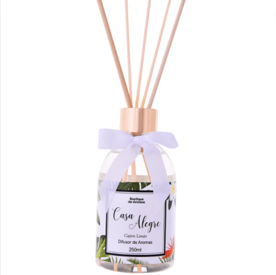 Nada melhor que entrar em nosso lar, sentir o cheirinho das nossas coisas, compartilhar sentimentos e resgatar a simplicidade nas pequenas coisas. Com uma fragrância cítrica aromática, revigorante e fresca, o Difusor de Aromas Casa Alegre Capim Limão inspira sensações de aconchego, leveza e bem-estar.