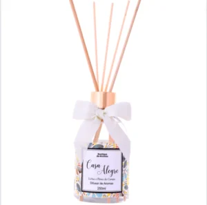 Nada melhor que entrar em nosso lar, sentir o cheirinho das nossas coisas, compartilhar sentimentos, um resgate da simplicidade nas pequenas coisas! Com uma explosão de notas frutais e florais, o Difusor de Aromas Casa Alegre Lichia e Flores do Campo transmite energia e vitalidade ao ambiente. Uma sequência de momentos que tornam nossa rotina mais leve e feliz! Curta sua vida, cada momento é único!