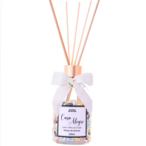 Nada melhor que entrar em nosso lar, sentir o cheirinho das nossas coisas, compartilhar sentimentos, um resgate da simplicidade nas pequenas coisas! Com uma explosão de notas frutais e florais, o Difusor de Aromas Casa Alegre Lichia e Flores do Campo transmite energia e vitalidade ao ambiente. Uma sequência de momentos que tornam nossa rotina mais leve e feliz! Curta sua vida, cada momento é único!