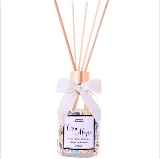 Nada melhor que entrar em nosso lar, sentir o cheirinho das nossas coisas, compartilhar sentimentos, um resgate da simplicidade nas pequenas coisas! Com uma explosão de notas frutais e florais, o Difusor de Aromas Casa Alegre Lichia e Flores do Campo transmite energia e vitalidade ao ambiente. Uma sequência de momentos que tornam nossa rotina mais leve e feliz! Curta sua vida, cada momento é único!