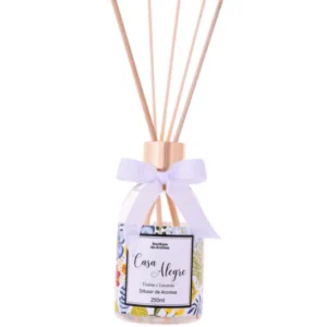 Nada melhor que entrar em nosso lar, sentir o cheirinho das nossas coisas e compartilhar sentimentos, resgatando a simplicidade nas pequenas coisas! Com delicadas notas florais, combinadas ao frescor da menta e ao conforto das madeiras, o Difusor de Aromas Casa Alegre Violeta e Lavanda remete ao cheiro de roupa limpa, macia e suave como nuvens de algodão. Uma sequência de momentos que tornam nossa rotina mais leve e feliz! Curta sua vida, cada momento é único!