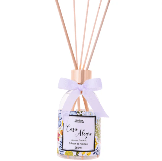 Nada melhor que entrar em nosso lar, sentir o cheirinho das nossas coisas e compartilhar sentimentos, resgatando a simplicidade nas pequenas coisas! Com delicadas notas florais, combinadas ao frescor da menta e ao conforto das madeiras, o Difusor de Aromas Casa Alegre Violeta e Lavanda remete ao cheiro de roupa limpa, macia e suave como nuvens de algodão. Uma sequência de momentos que tornam nossa rotina mais leve e feliz! Curta sua vida, cada momento é único!