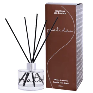 Para você, desejo o sonho realizado. O amor esperado. A esperança renovada. Todas as cores desta vida, as alegrias que puder sorrir, as músicas que puder emocionar… e todas as fragrâncias que puder sentir. Afinal, o amor é o melhor presente para oferecer a quem amamos. O Difusor de Aromas Gratidão, com notas envolventes de Canela e Musk, apresenta uma fragrância Amadeirada Especiada, intensa e marcante. Ideal para perfumar o ambiente com autenticidade, acolhimento e bem-estar.