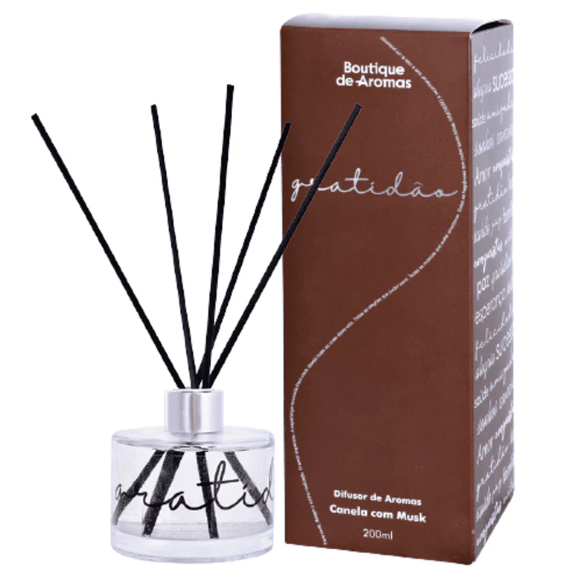 Para você, desejo o sonho realizado. O amor esperado. A esperança renovada. Todas as cores desta vida, as alegrias que puder sorrir, as músicas que puder emocionar… e todas as fragrâncias que puder sentir. Afinal, o amor é o melhor presente para oferecer a quem amamos. O Difusor de Aromas Gratidão, com notas envolventes de Canela e Musk, apresenta uma fragrância Amadeirada Especiada, intensa e marcante. Ideal para perfumar o ambiente com autenticidade, acolhimento e bem-estar.