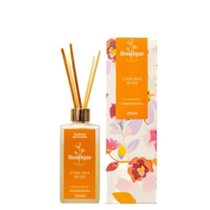 Naturalmente extraída de uma orquídea, a baunilha é um dos aromas mais queridos do mundo. Sua fragrância envolvente desperta lembranças afetivas, acolhe e transmite conforto. O Difusor de Aromas Orquídea Baunilha transforma qualquer ambiente com seu perfume doce, elegante e memorável, ideal para tornar o dia a dia mais leve e cheio de boas sensações.