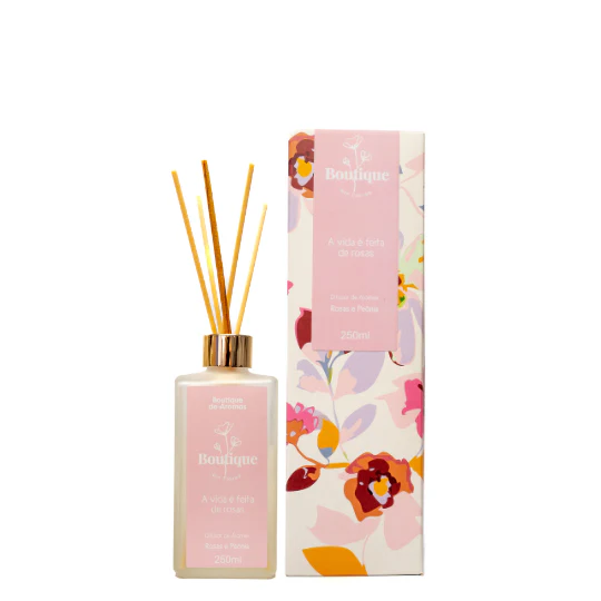Com uma perfeita combinação de Rosas e Peônia, este aroma fresco e levemente adocicado transmite beleza, feminilidade e sofisticação. Sua fragrância floral transforma qualquer espaço, criando uma atmosfera leve, delicada e harmoniosa. Feche os olhos e sinta-se caminhando por um jardim florido, onde cada respiração revela a sutileza das pétalas e a suavidade da brisa. Sempre há flores para aqueles que querem vê-las — afinal, a vida é feita de rosas!