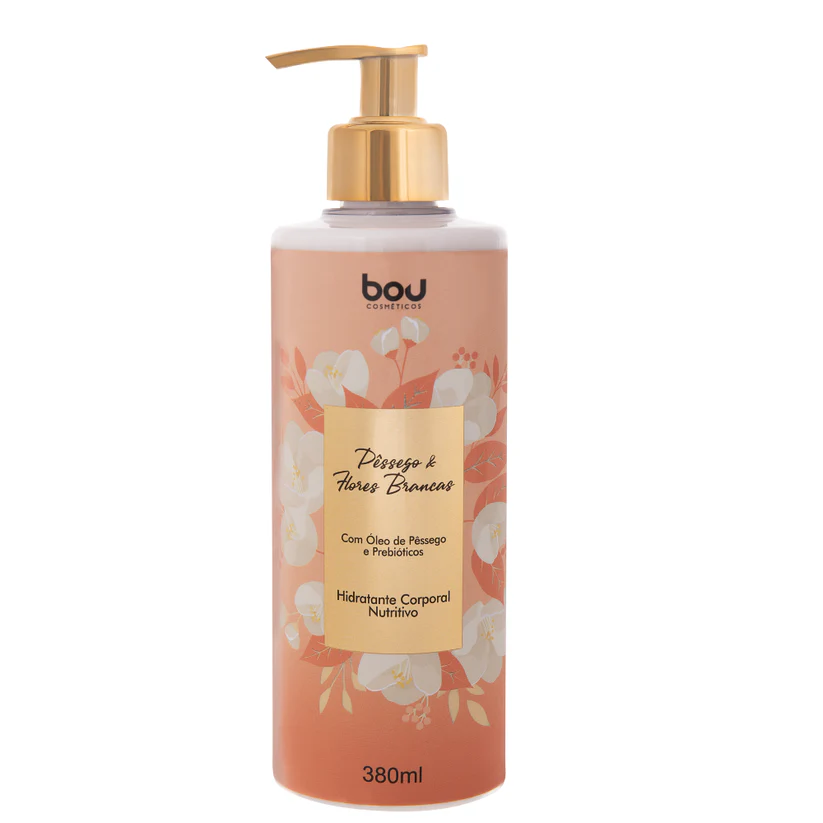 O Hidratante Corporal Pêssego & Flores Brancas envolve a pele com uma textura leve e de rápida absorção, promovendo maciez, luminosidade e hidratação duradoura. Sua fórmula une o óleo de pêssego, com alto poder emoliente, aos prebióticos naturais, que fortalecem a barreira de proteção da pele, deixando-a mais saudável e protegida.
