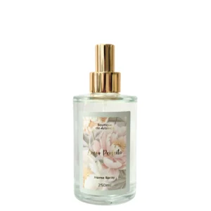 O Perfume para Ambiente Amor Perfeito transforma qualquer espaço em um refúgio acolhedor e cheio de charme. Com uma fragrância Chypre Floral envolvente e delicada, ele traduz a beleza das flores em um perfume elegante que toca os sentidos com leveza e sofisticação. Com design exclusivo e acabamento refinado, é uma escolha perfeita para quem deseja decorar e perfumar ao mesmo tempo — seja para o próprio lar ou como um presente cheio de afeto. Surpreenda alguém especial ou crie um ambiente inesquecível com esse toque perfumado de amor e cuidado.