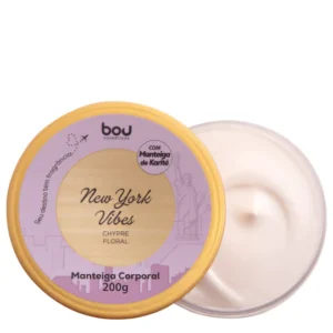 MANTEIGA CORPORAL NY VIBES Com uma textura altamente cremosa e densa, ria em Manteiga de Karité, promove uma super hidratação na pele Possui rápida absorção, protegendo e recuperando sua pele do ressecamento excessivo Sua fragrância Chypre Floral é moderna, vibrante e ousada como a cidade que nunca dorme!