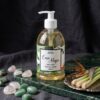 O Sabonete Líquido Casa Alegre Capim Limão apresenta uma fragrância revigorante e fresca, que inspira sensações de aconchego e bem-estar. Ideal para transformar momentos simples em experiências sensoriais únicas, oferece limpeza eficaz com toque suave e delicado.