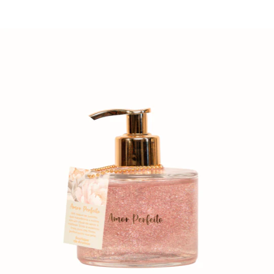 O Sabonete Líquido Amor Perfeito foi inspirado no amor cultivado com carinho, cuidado e autenticidade. Com sua fragrância Chypre Floral sofisticada e envolvente, transforma o banho em um momento de afeto e delicadeza, trazendo à tona sentimentos de conexão profunda e bem-estar. Com um frasco elegante e aroma encantador, é também uma excelente opção para presentear quem você ama.
