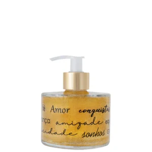 Uma experiência sensorial envolvente com o toque delicado das flores doces. O Sabonete Líquido Desejos possui fórmula suave e pH balanceado, que limpa sem agredir, respeitando até as peles mais sensíveis. Sua espuma cremosa perfuma suavemente a pele, prolongando a sensação de frescor e bem-estar. Com detalhes em glitter e textura sofisticada, também é perfeito para compor a decoração do ambiente com charme e elegância.