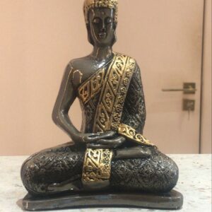 A Estátua Buda 35cm Meditando é uma peça decorativa que traz um toque de serenidade e elegância ao seu ambiente. Com uma altura de 35 cm, esta réplica do Buda Sidarta é ideal para quem busca harmonizar o espaço com uma temática zen. Feita em gesso resinado premium e com acabamento em ferro envelhecido, a escultura exala um charme rústico que se adapta a diversos estilos de decoração. A escultura representa o Buda da Prosperidade, simbolizando paz interior e abundância. Seu design meticuloso e detalhes refinados fazem dela uma peça de destaque, perfeita para salas de estar, escritórios ou espaços de meditação. Além de ser uma bela adição à sua decoração, também pode ser um presente significativo para amigos e familiares que apreciam a filosofia budista. Com dimensões de embalagem de Estátua Buda é fácil de posicionar em qualquer lugar. Sua presença não apenas embeleza o ambiente, mas também convida à reflexão e ao relaxamento. Transforme seu espaço com esta peça que une arte e espiritualidade de forma harmoniosa. Garantia do vendedor: