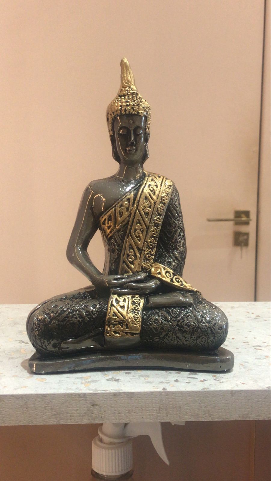 A Estátua Buda 35cm Meditando é uma peça decorativa que traz um toque de serenidade e elegância ao seu ambiente. Com uma altura de 35 cm, esta réplica do Buda Sidarta é ideal para quem busca harmonizar o espaço com uma temática zen. Feita em gesso resinado premium e com acabamento em ferro envelhecido, a escultura exala um charme rústico que se adapta a diversos estilos de decoração. A escultura representa o Buda da Prosperidade, simbolizando paz interior e abundância. Seu design meticuloso e detalhes refinados fazem dela uma peça de destaque, perfeita para salas de estar, escritórios ou espaços de meditação. Além de ser uma bela adição à sua decoração, também pode ser um presente significativo para amigos e familiares que apreciam a filosofia budista. Com dimensões de embalagem de Estátua Buda é fácil de posicionar em qualquer lugar. Sua presença não apenas embeleza o ambiente, mas também convida à reflexão e ao relaxamento. Transforme seu espaço com esta peça que une arte e espiritualidade de forma harmoniosa. Garantia do vendedor:
