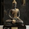 A Estátua Buda 35cm Meditando é uma peça decorativa que traz um toque de serenidade e elegância ao seu ambiente. Com uma altura de 35 cm, esta réplica do Buda Sidarta é ideal para quem busca harmonizar o espaço com uma temática zen. Feita em gesso resinado premium e com acabamento em ferro envelhecido, a escultura exala um charme rústico que se adapta a diversos estilos de decoração.