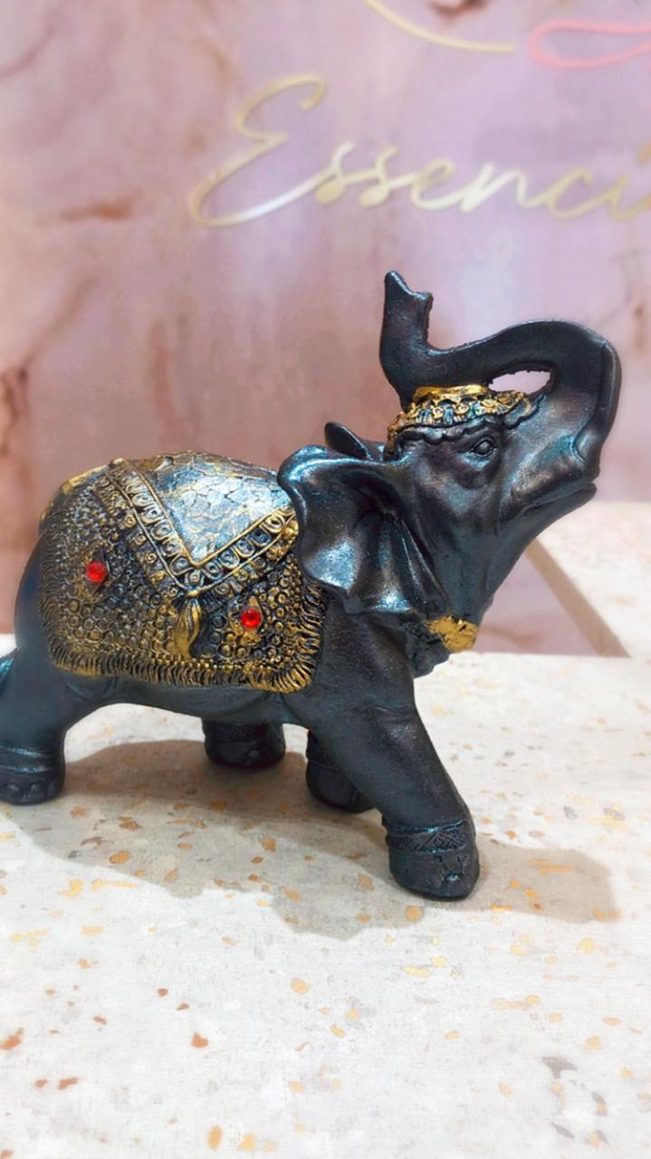 Elefante - Resina - Cinza Nossas escultas em resina enriquecem o seu decor com muita elegância!