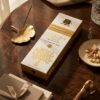 O Golden Tree da Alaukik Incense é um incenso de massala premium feito na Índia, reconhecido por suas propriedades refrescantes, espirituais e de limpeza energética. Vendido em pacotes de aproximadamente 90g (cerca de 60 varetas), é formulado com ingredientes naturais para uma queima lenta.