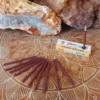 O Golden Tree da Alaukik Incense é um incenso de massala premium feito na Índia, reconhecido por suas propriedades refrescantes, espirituais e de limpeza energética. Vendido em pacotes de aproximadamente 90g (cerca de 60 varetas), é formulado com ingredientes naturais para uma queima lenta.