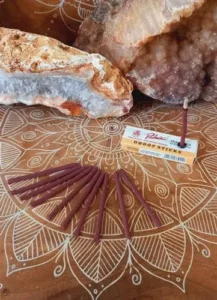 O Incenso Dutch Rose da Alaukik é um incenso premium importado da Índia, conhecido pelo seu aroma marcante e delicado de rosas holandesas. É ideal para criar atmosferas românticas, purificar ambientes, relaxar e para práticas de meditação.