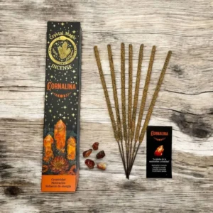 A pedra Cornalina, com vibrações fortes e energias vitalizantes, tem efeito restaurador que ajuda a eliminar o cansaço mental e físico.