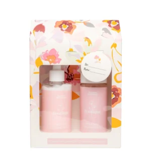 Celebre o cuidado com a pele através da delicadeza das flores. O Kit Boutique em Flores une dois produtos encantadores — a Loção Hidratante e o Sabonete em Espuma — com a envolvente fragrância de rosas e peônia. Uma combinação perfeita que oferece hidratação, limpeza suave e uma experiência sensorial marcante para a sua rotina de cuidados.