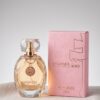 Deo Colônia Marianita 400 - 60ml Marianita 400 é uma collab entre Marianita Ortaça e Boutique de Aromas, criando um perfume feminino sofisticado, elegante e marcante, ideal para mulheres que gostam de fragrâncias envolventes, femininas e de alta aceitação. Sua composição equilibra frescor, floral delicado e um fundo quente e confortável, resultando em um perfume versátil, agradável e fácil de amar. A fragrância se inicia com notas frutadas refinadas de lichia e ameixa, combinadas ao frescor da bergamota, criando uma abertura luminosa, feminina e moderna. No coração, flores elegantes como peônia e rosa turca trazem romantismo e suavidade, enquanto a madeira de cashmere adiciona uma sensação macia e sofisticada à pele. No fundo, o perfume revela sua assinatura mais envolvente, com musk aveludado, cedro, âmbar, vetiver do Haiti e um toque delicado de baunilha, garantindo fixação confortável, elegância e um rastro marcante sem exageros.