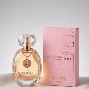 Deo Colônia Marianita 400 - 60ml Marianita 400 é uma collab entre Marianita Ortaça e Boutique de Aromas, criando um perfume feminino sofisticado, elegante e marcante, ideal para mulheres que gostam de fragrâncias envolventes, femininas e de alta aceitação. Sua composição equilibra frescor, floral delicado e um fundo quente e confortável, resultando em um perfume versátil, agradável e fácil de amar. A fragrância se inicia com notas frutadas refinadas de lichia e ameixa, combinadas ao frescor da bergamota, criando uma abertura luminosa, feminina e moderna. No coração, flores elegantes como peônia e rosa turca trazem romantismo e suavidade, enquanto a madeira de cashmere adiciona uma sensação macia e sofisticada à pele. No fundo, o perfume revela sua assinatura mais envolvente, com musk aveludado, cedro, âmbar, vetiver do Haiti e um toque delicado de baunilha, garantindo fixação confortável, elegância e um rastro marcante sem exageros.