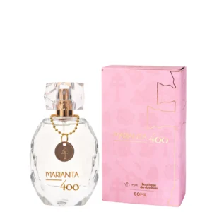Deo Colônia Marianita 400 - 60ml Marianita 400 é uma collab entre Marianita Ortaça e Boutique de Aromas, criando um perfume feminino sofisticado, elegante e marcante, ideal para mulheres que gostam de fragrâncias envolventes, femininas e de alta aceitação. Sua composição equilibra frescor, floral delicado e um fundo quente e confortável, resultando em um perfume versátil, agradável e fácil de amar. A fragrância se inicia com notas frutadas refinadas de lichia e ameixa, combinadas ao frescor da bergamota, criando uma abertura luminosa, feminina e moderna. No coração, flores elegantes como peônia e rosa turca trazem romantismo e suavidade, enquanto a madeira de cashmere adiciona uma sensação macia e sofisticada à pele. No fundo, o perfume revela sua assinatura mais envolvente, com musk aveludado, cedro, âmbar, vetiver do Haiti e um toque delicado de baunilha, garantindo fixação confortável, elegância e um rastro marcante sem exageros.