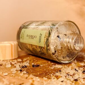 Transforme seu banho em um ritual de bem-estar com o Sal de Banho Bamboo da Sorte. Enriquecido com a fragrância revigorante do Bamboo, traz também a harmonia do Alecrim e o frescor do Chá Verde. Ideal para momentos de relaxamento profundo, este sal proporciona uma experiência sensorial que desperta equilíbrio, leveza e tranquilidade.