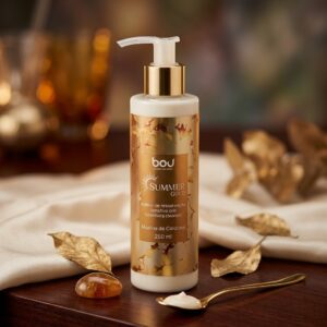 Aproveite os dias de sol com cuidado e sofisticação. A Loção Hidratante Summer Gold foi desenvolvida para nutrir profundamente, proteger e perfumar a pele com uma textura leve e toque aveludado. Enriquecida com Manteiga de Manga e Vitamina E, ela proporciona maciez intensa e ajuda a manter a pele hidratada mesmo após a exposição solar. Um verdadeiro carinho para sua pele dourada de verão.