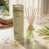 Com layout elegante e inovador, o Difusor de Aromas Bamboo da Sorte é perfeito para manter a perfumação constante e suave em diversos ambientes. O mix de varetas retas e torneadas remete à leveza, flexibilidade e beleza natural do bambu, conferindo um charme especial à decoração. Sua fragrância harmoniosa, que combina folhas verdes com um toque cítrico, promove uma atmosfera alegre, fresca e equilibrada.