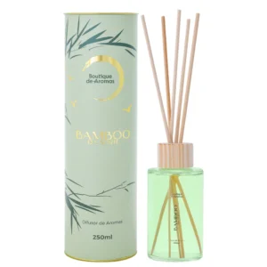 Com layout elegante e inovador, o Difusor de Aromas Bamboo da Sorte é perfeito para manter a perfumação constante e suave em diversos ambientes. O mix de varetas retas e torneadas remete à leveza, flexibilidade e beleza natural do bambu, conferindo um charme especial à decoração. Sua fragrância harmoniosa, que combina folhas verdes com um toque cítrico, promove uma atmosfera alegre, fresca e equilibrada.