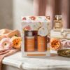 Um presente delicado para transformar o cuidado diário em um ritual de prazer e sofisticação. Com textura cremosa e toque envolvente, o Hidratante Corporal oferece hidratação intensa e duradoura. Enriquecido com Pantenol e Óleo de Coco, nutre profundamente e deixa a pele macia, perfumada e com um brilho saudável. Sua fragrância suave de Orquídea com Baunilha envolve o corpo em uma sensação de aconchego e elegância. O Sabonete em Espuma, com sua fórmula leve e cremosa, limpa suavemente enquanto envolve a pele em uma espuma delicada e perfumada. Com Pantenol, ajuda a manter a nutrição e revitalização da pele, trazendo suavidade e conforto desde o primeiro toque.