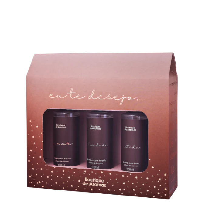 O Kit Desejos da Boutique de Aromas é uma linha especial de difusores de ambiente criada para trazer boas energias e sofisticação. Composto por fragrâncias temáticas que remetem a bons sentimentos (como Amor e Sucesso), é uma excelente opção para perfumar a casa ou presentear.A linha de "Desejos" possui aromas específicos, como o Amor (floral com notas de violeta e amora) e o Sucesso (cítrico com mandarina fresca).