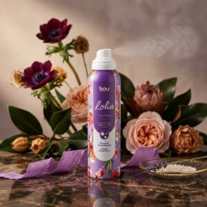 De fácil aplicação, o Mousse de Banho Lolia apresenta textura cremosa e densa que limpa suavemente sem ressecar a pele. Com uma fragrância oriental floral e acorde gourmand, proporciona uma sensação deliciosa de hidratação, deixando sua pele sedosa ao toque. Um cuidado diário pensado para quem valoriza conforto e bem-estar.