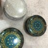 Velas aromáticas oferecem um aroma quente, doce e especiado, ideal para criar ambientes aconchegantes, relaxantes e com sensação de prosperidade. Geralmente feitas com ceras vegetais ou parafina, trazem notas de cravo, maçã ou baunilha, sendo ótimas para decoração e harmonização de espaços como salas e quartos.