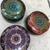Velas aromáticas de canela oferecem um aroma quente, doce e especiado, ideal para criar ambientes aconchegantes, relaxantes e com sensação de prosperidade. Geralmente feitas com ceras vegetais ou parafina, trazem notas de cravo, maçã ou baunilha, sendo ótimas para decoração e harmonização de espaços como salas e quartos.