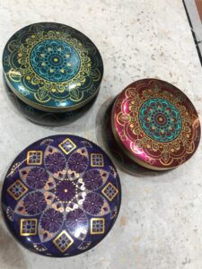 Velas aromáticas de canela oferecem um aroma quente, doce e especiado, ideal para criar ambientes aconchegantes, relaxantes e com sensação de prosperidade. Geralmente feitas com ceras vegetais ou parafina, trazem notas de cravo, maçã ou baunilha, sendo ótimas para decoração e harmonização de espaços como salas e quartos.